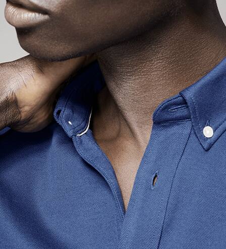 Cuello abotonado con ribete en el interior