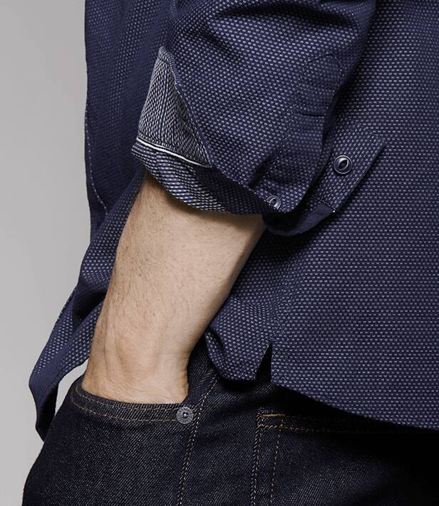 Interior de los pu&ntilde;os y cuello a contraste, con un ribete bicolor